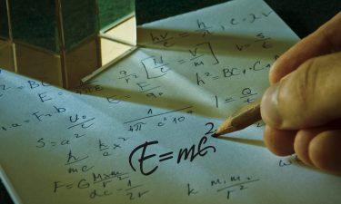 ALBERT EINSTEIN Teorías Universales