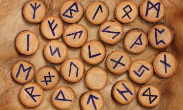 Las Runas y Arcanos Correspondientes