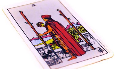 Dos de bastos. Echar las cartas del Tarot