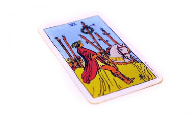 Echar las cartas. Seis de bastos