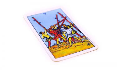 Aprende a echar las cartas del tarot. El cinco de bastos
