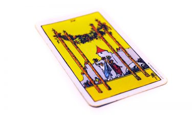 Significado del cuatro de bastos al echar las cartas