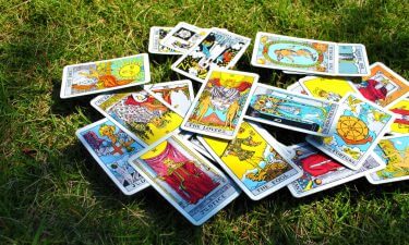 Echar cartas. Comprende el caballo de bastos