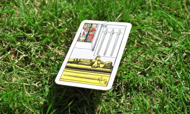 El cuatro de espadas. Aprende a echar las cartas