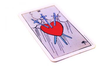 Tres de espadas. Echar las cartas