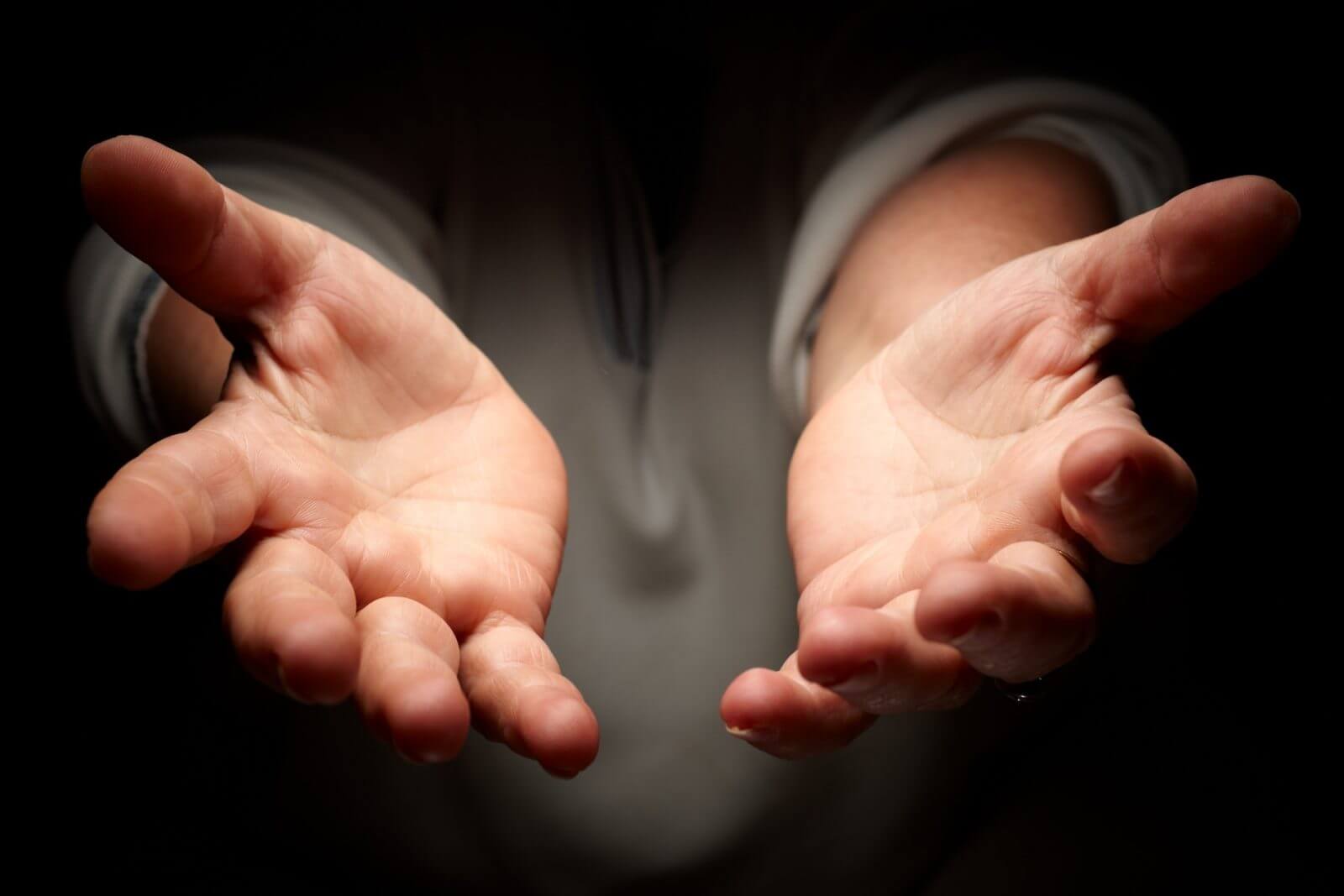 líneas y dedos de la mano