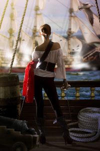 Mujer Pirata de la película la isla de las cabezas cortadas