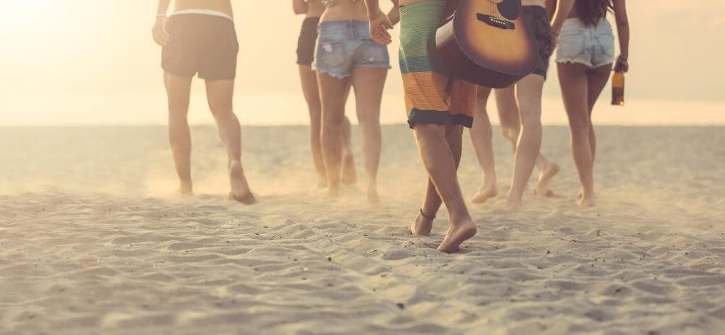 Vacaciones ideales para sagitario: chicos en la playa