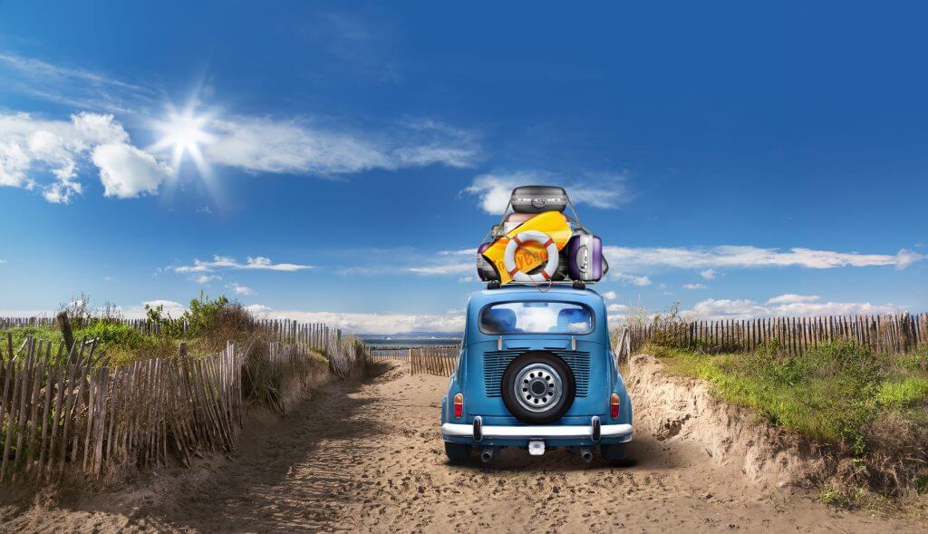 Coche yendo hacia la playa para las vacaciones ideales para sagitario