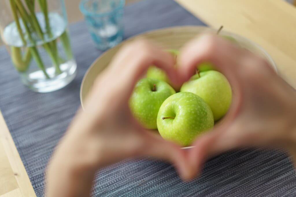 Manzanas en un frutero sobre la mesa
