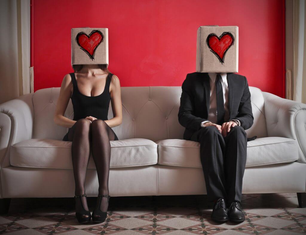 Falta de asertividad: Pareja sentada en el sofá que no se habla