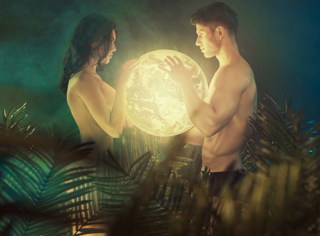 el mejor momento para casarte según los ciclos lunares: pareja sujetando la luna