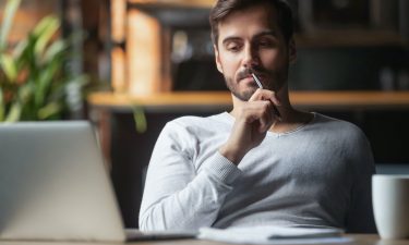 ¿Qué piensa un hombre cuando una mujer deja de buscarlo?
