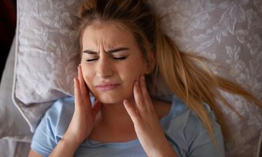 ¿Qué significa soñar que se te caen los dientes?