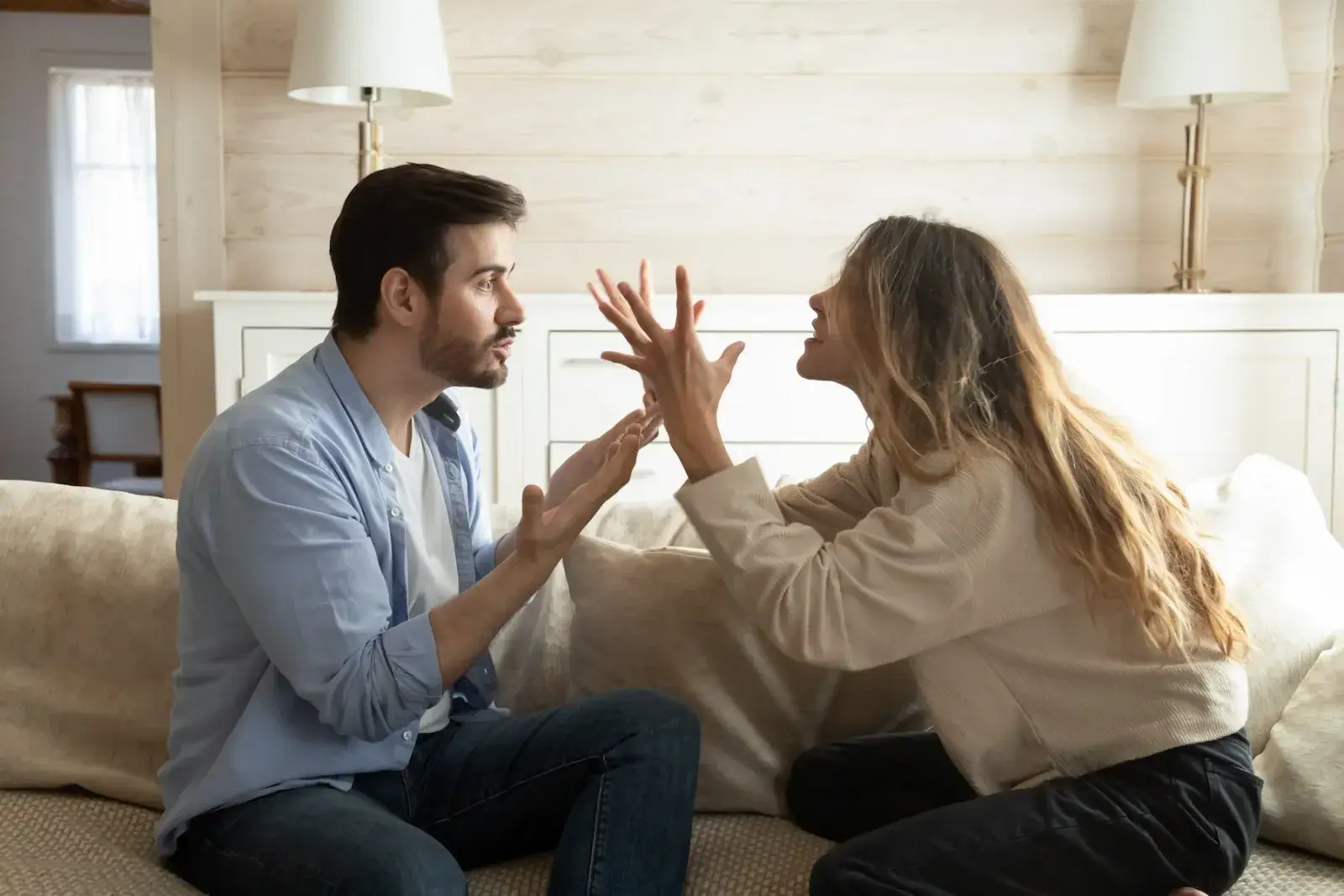 pareja de personas controladoras