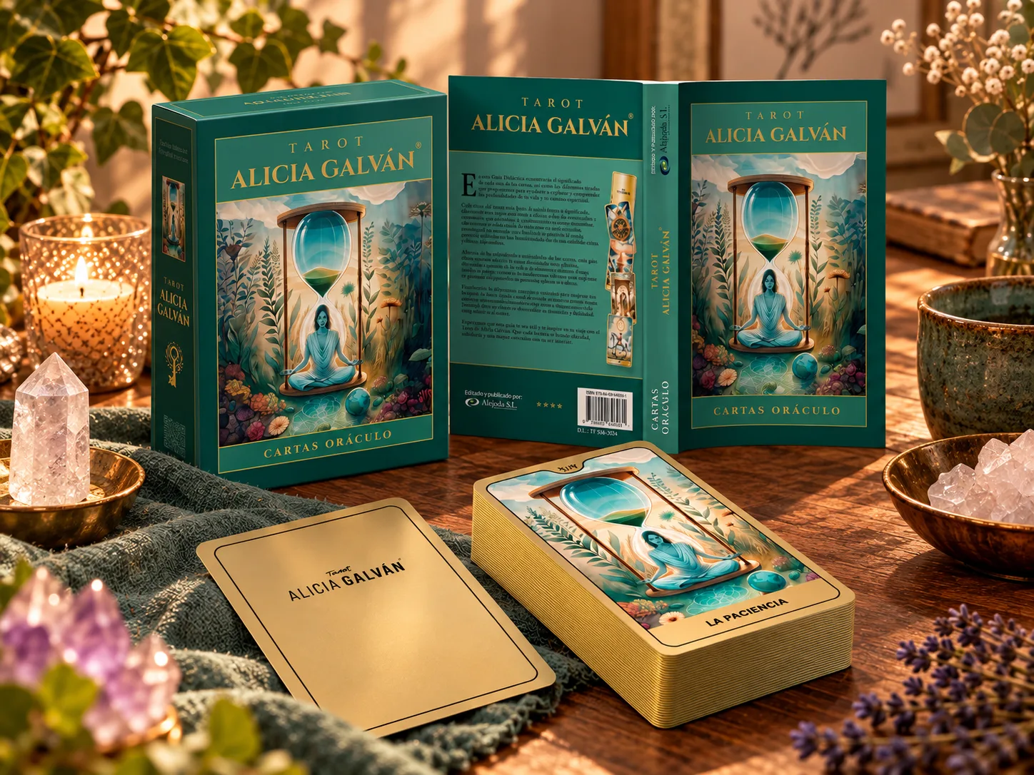 Mujer observando cartas del tarot durante un momento de introspección